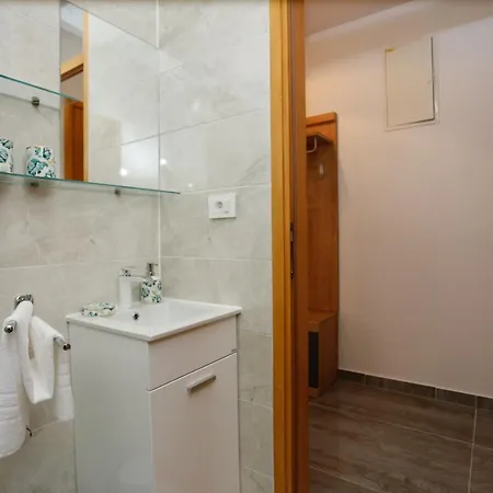 Apartment With A Parking Space Mastrinka, Ciovo - 22515 *